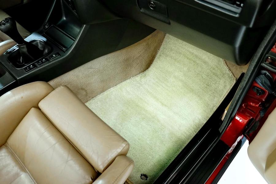 Детали интерьера BMW 325i Convertible (Calypso Red) 1990 года  (фото 108 из 190)